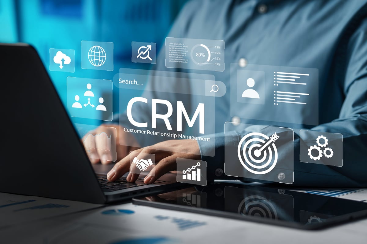 Businessman analysiert CRM-Daten auf einem virtuellen Bildschirm